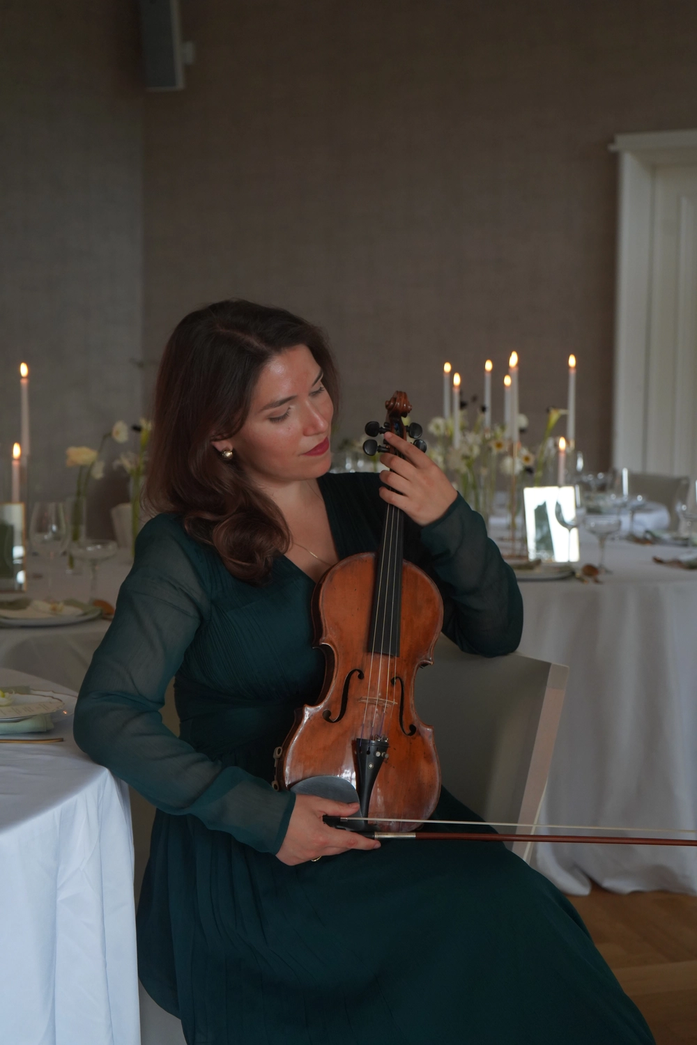 Moi – Geige und Blumen auf dem Tisch